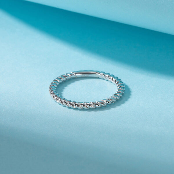 925 Sterling Silver sparkling womens ring Size 8 - Image 2
