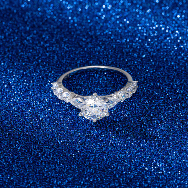 925 Sterling Silver womens ring with shining stone Size 7 - Image 3