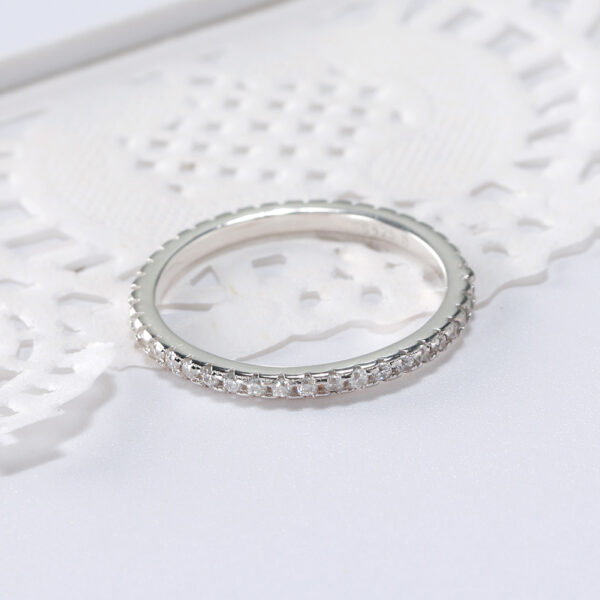 925 Sterling Silver womens ring with shining stones Size 6 - Image 5